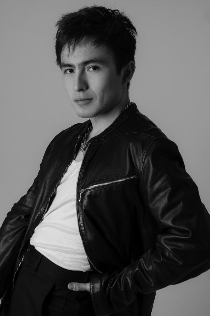 Fotografía: Diego Alanis Grooming: Leonel Urdaneta Look: AllSaints Joyeria: Swarovski Botas: Sandro Paris