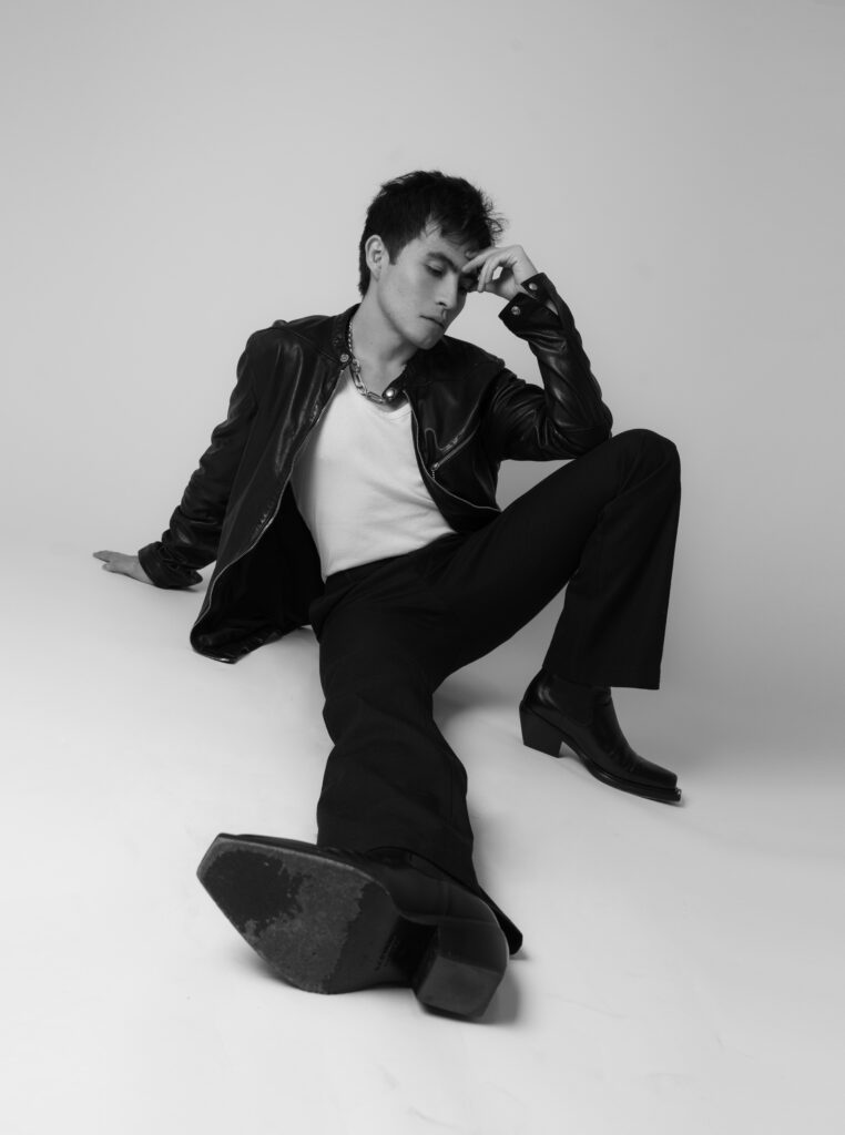 Fotografía: Diego Alanis Grooming: Leonel Urdaneta Look: AllSaints Joyeria: Swarovski Botas: Sandro Paris
