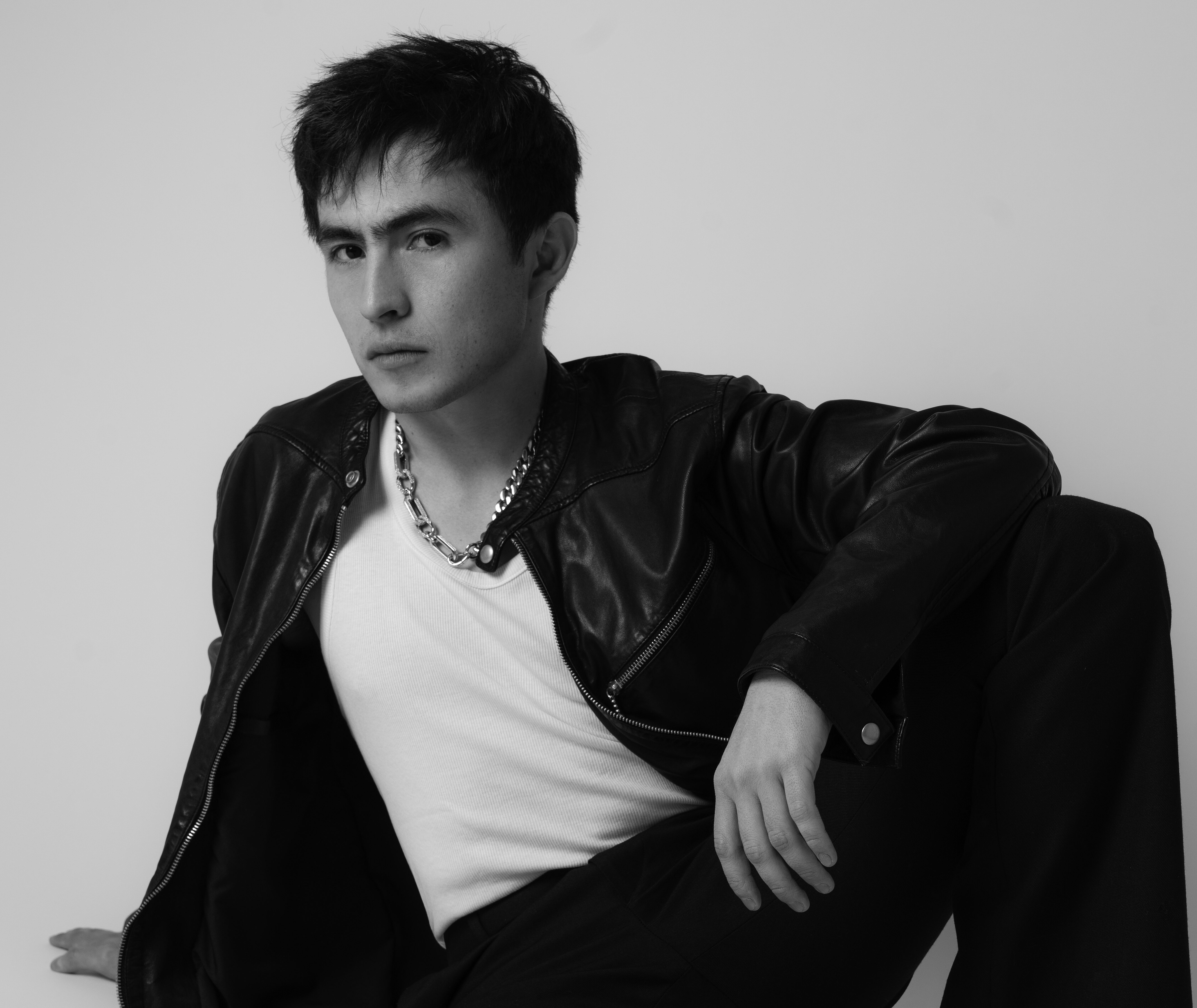 Fotografía: Diego Alanis Grooming: Leonel Urdaneta Look: AllSaints Joyeria: Swarovski Botas: Sandro Paris