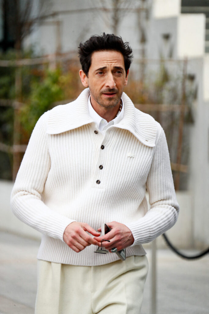 Adrien Brody deslumbra en desfile de Lacoste