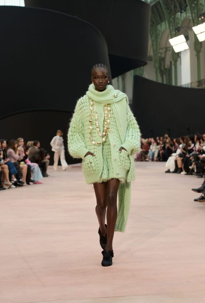 Chanel reinventa la elegancia parisina