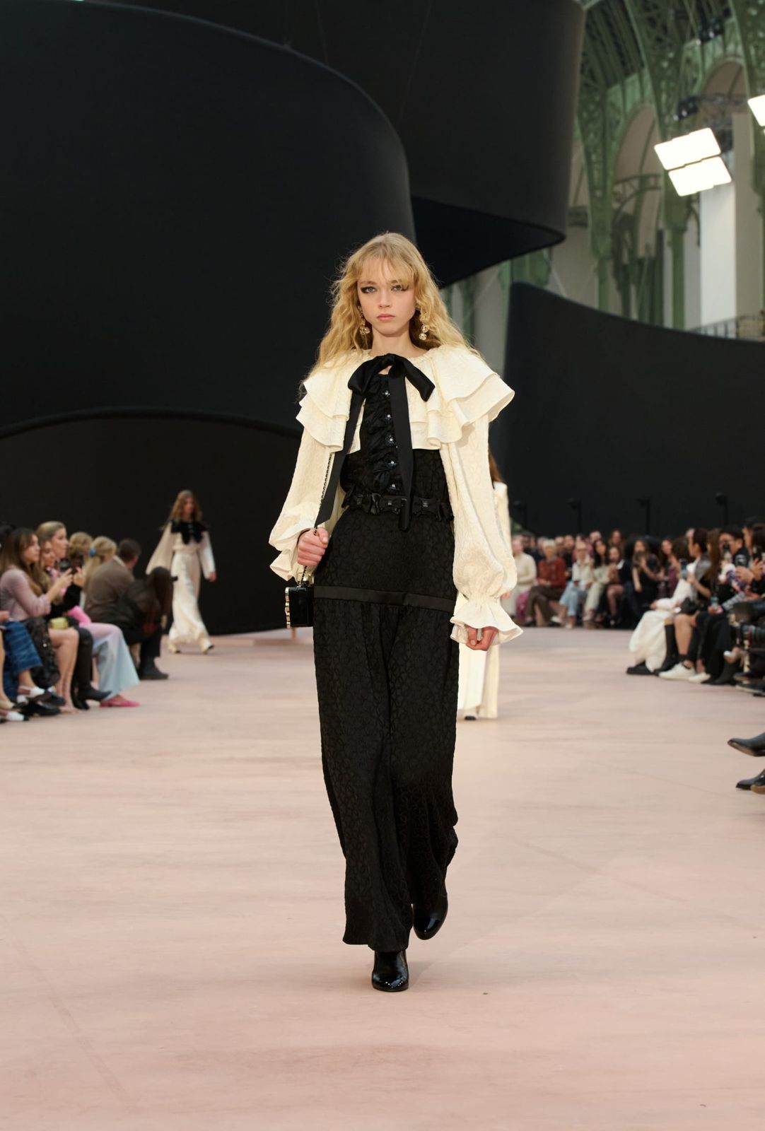 Chanel reinventa la elegancia parisina