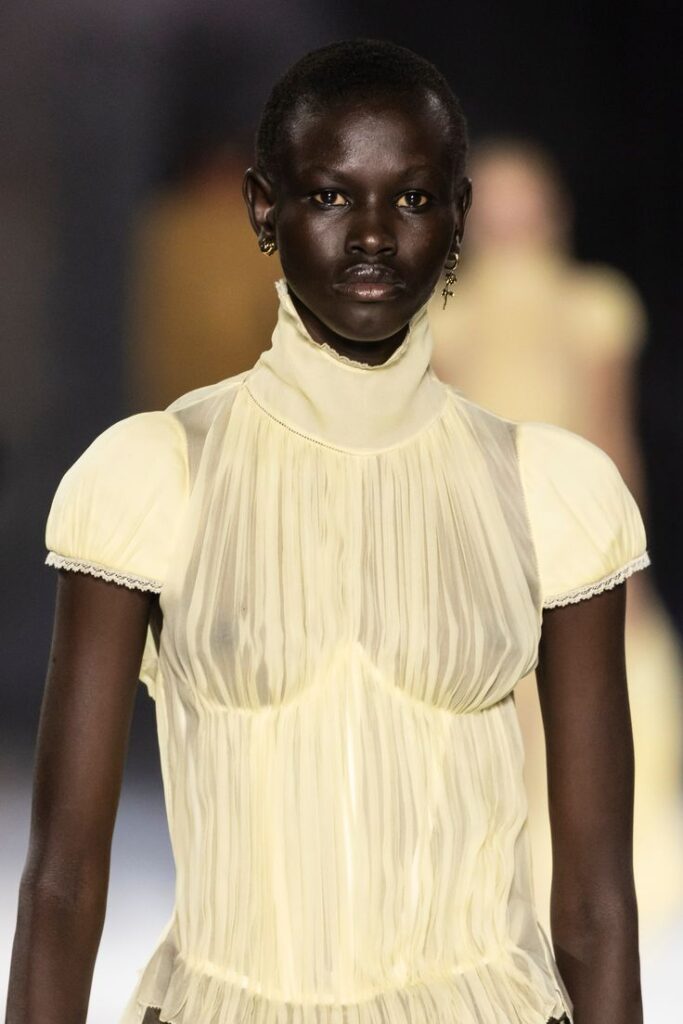 Amarillo Mantequilla: Tendencia Primaveral Irresistible