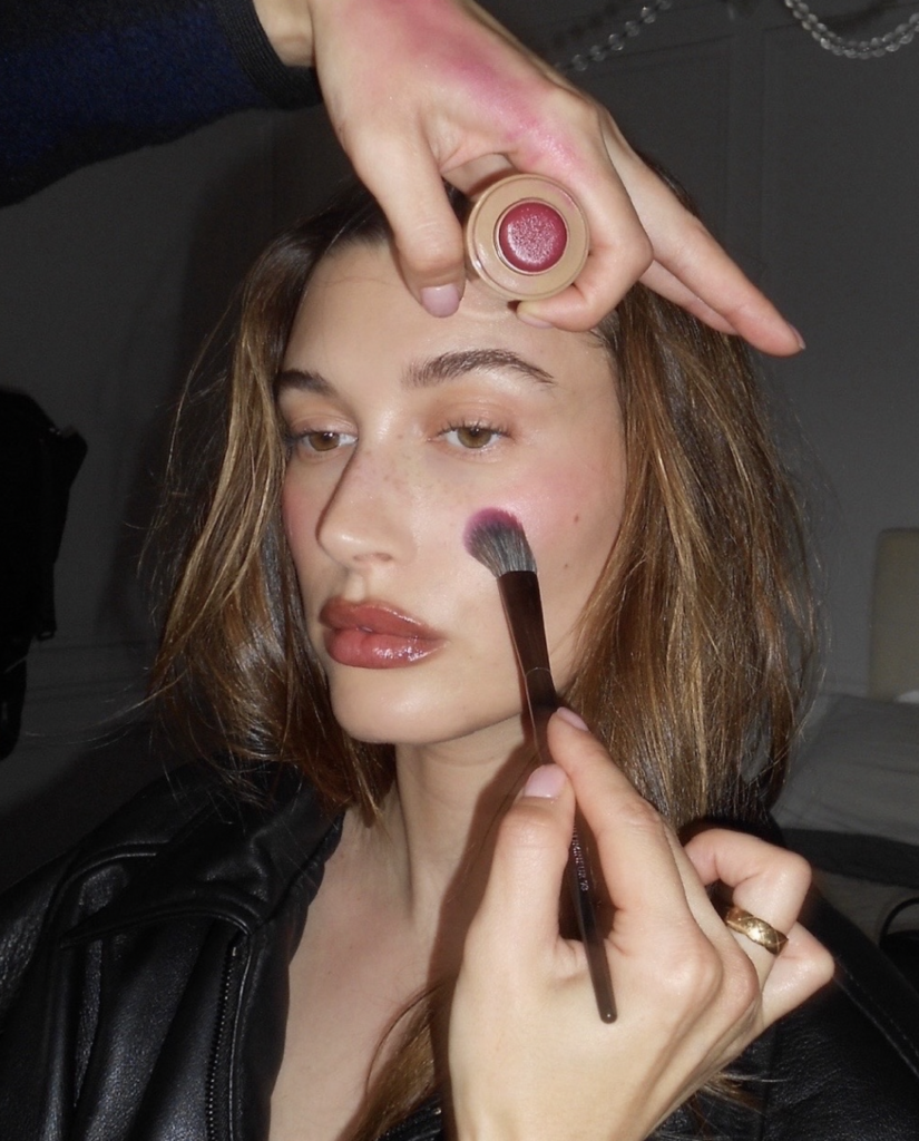 Hailey Bieber vende Rhode Beauty