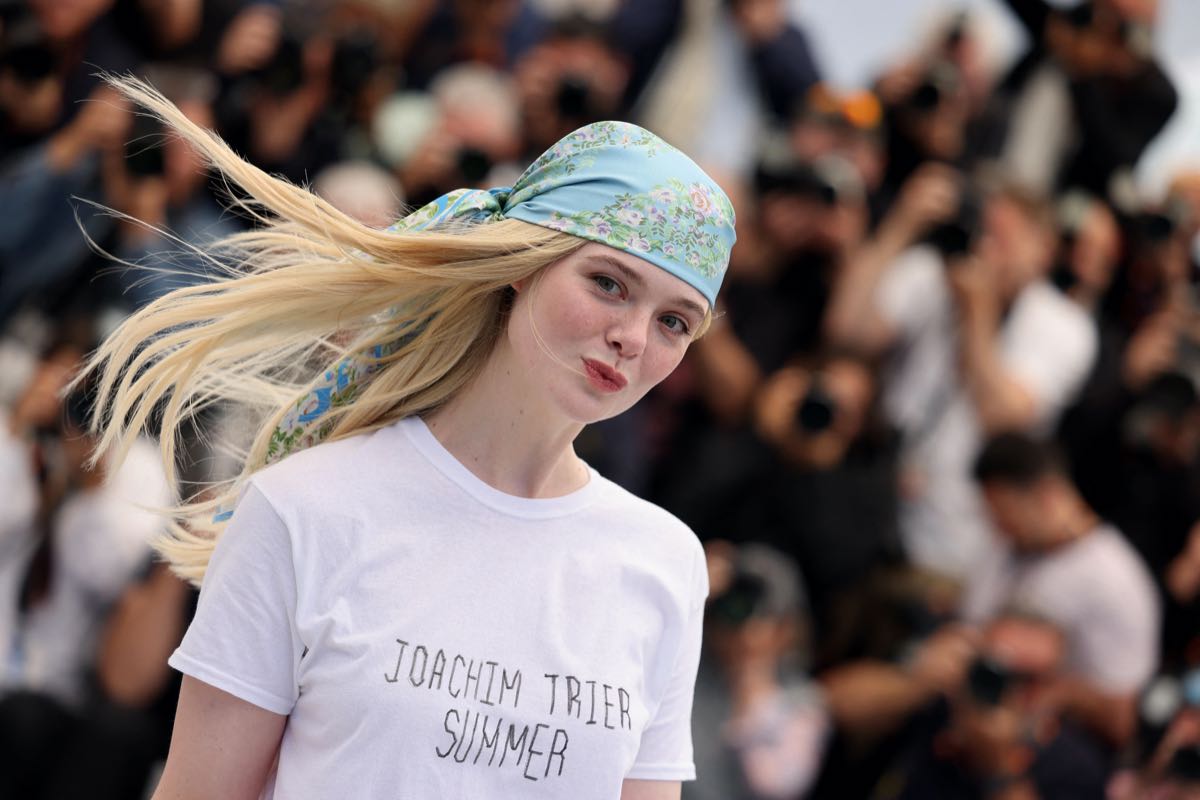 Elle Fanning Impone Verano con Mascadas