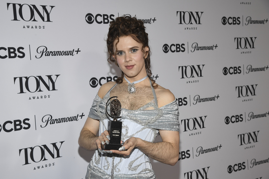 Cole Escola, Mejor Actor Protagónico en los Tony Awards