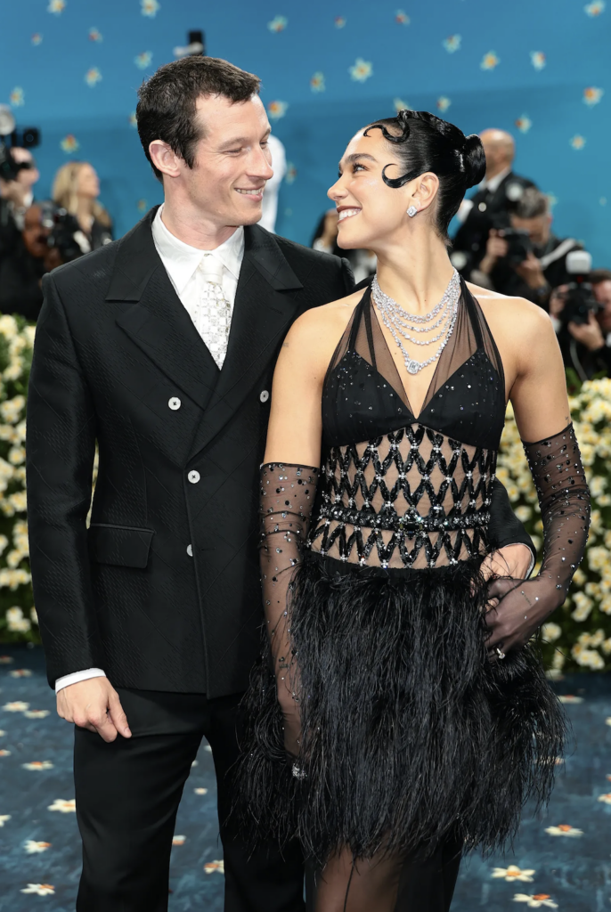 Dua Lipa se Compromete con Callum Turner