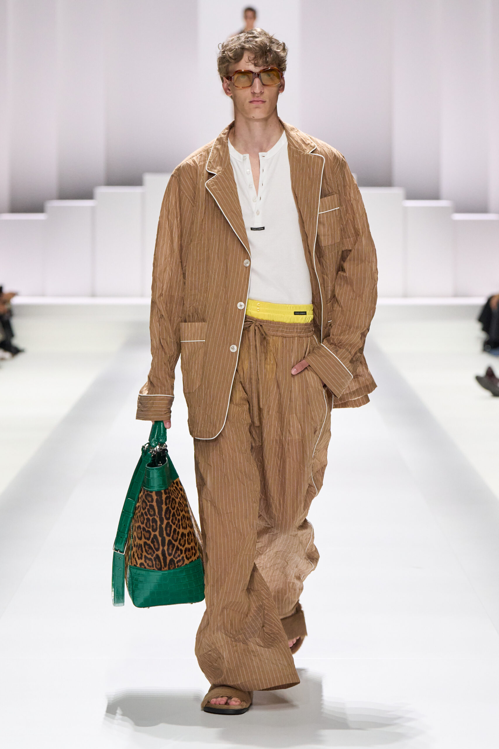 La colección de Dolce & Gabbana "Pyjama Boys" domina Milán 2026