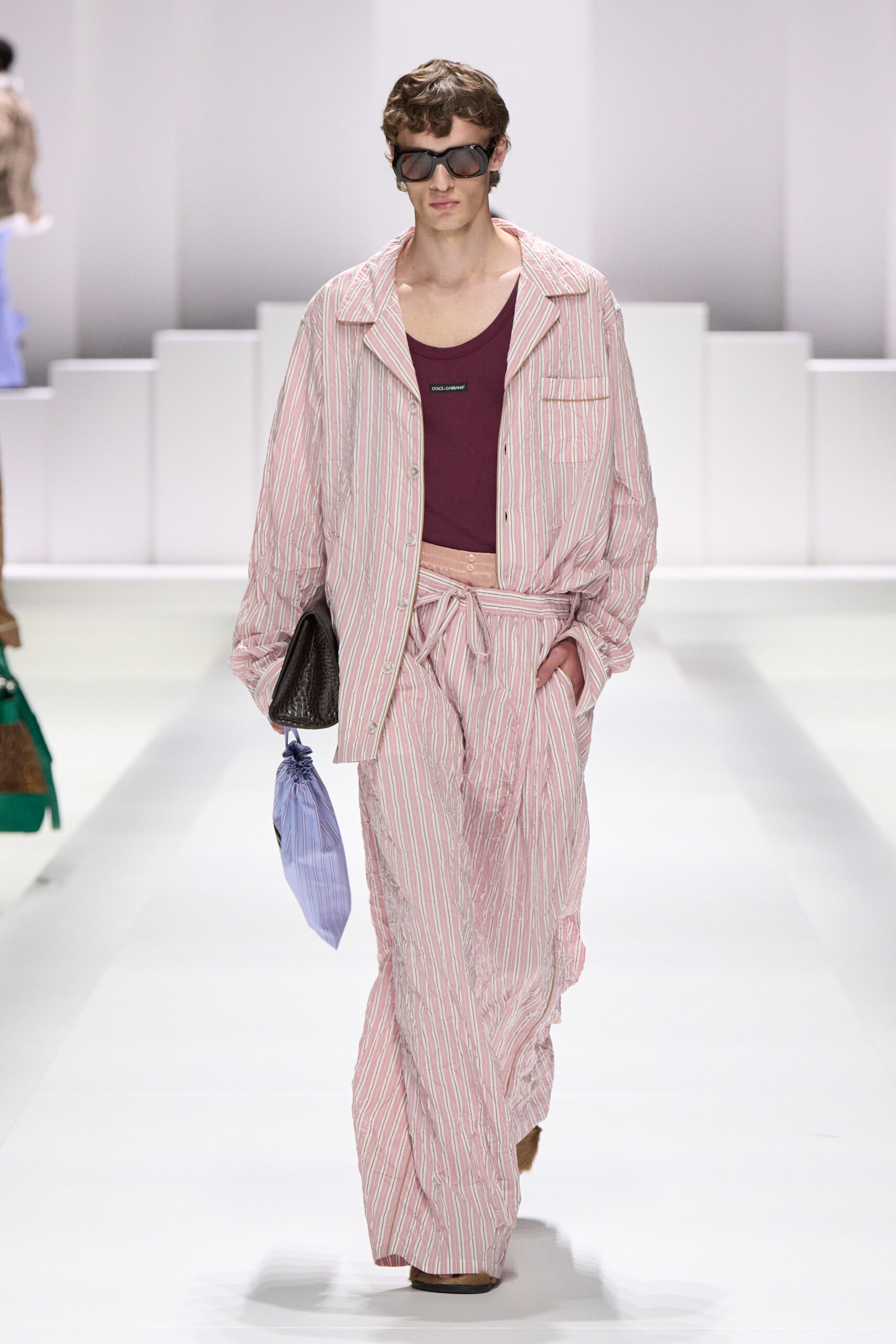 La colección de Dolce & Gabbana "Pyjama Boys" domina Milán 2026