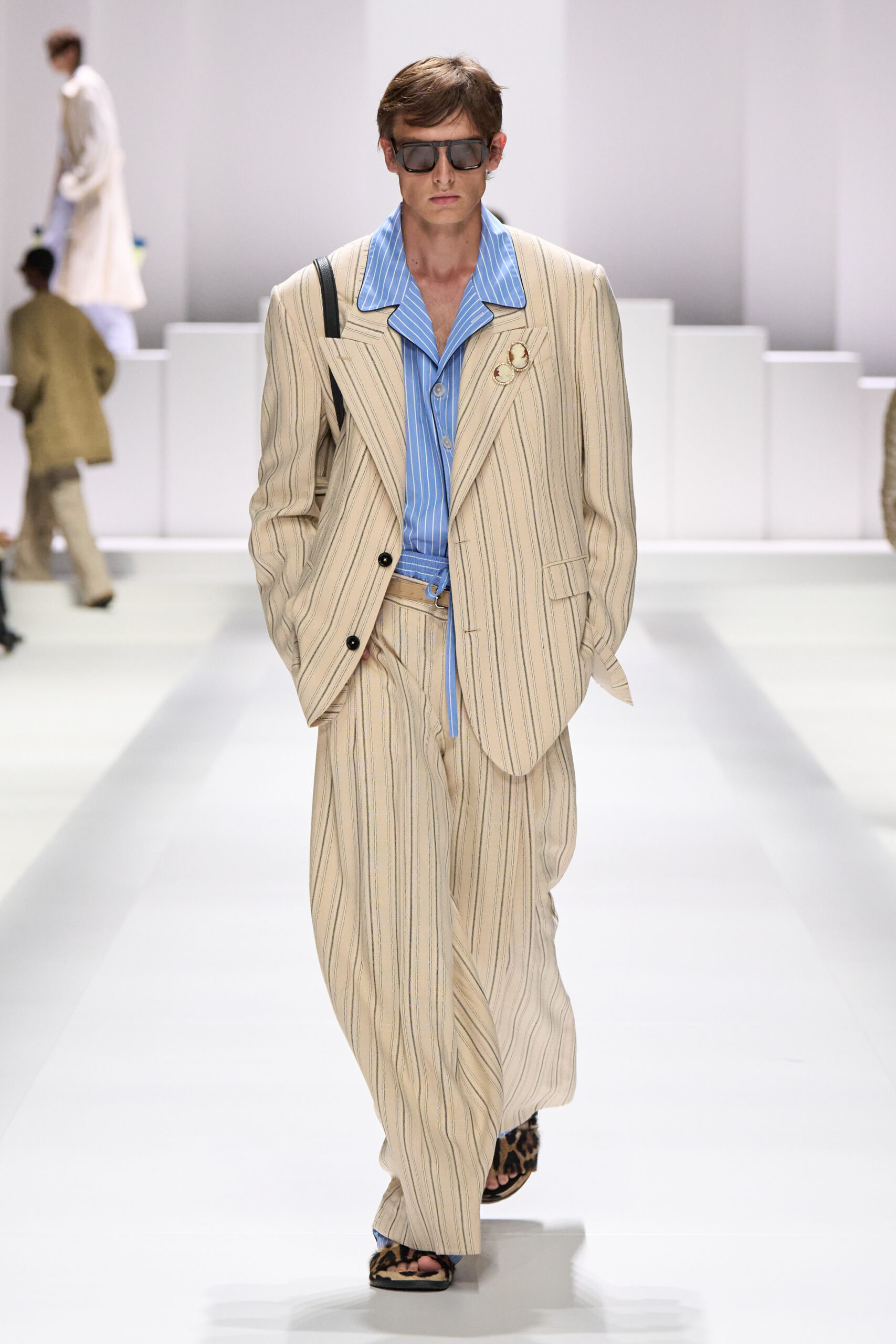 La colección de Dolce & Gabbana "Pyjama Boys" domina Milán 2026
