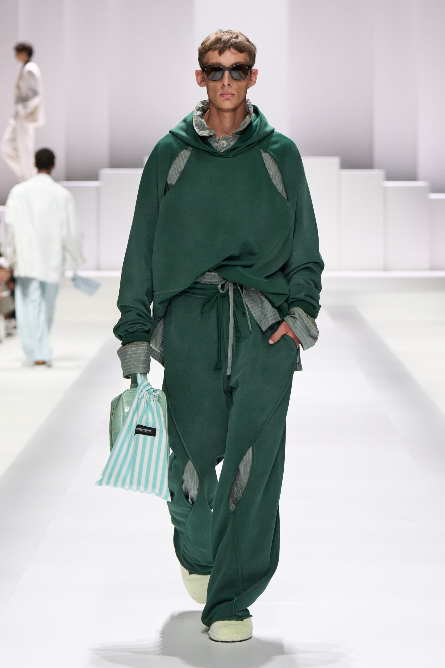 La colección de Dolce & Gabbana "Pyjama Boys" domina Milán 2026