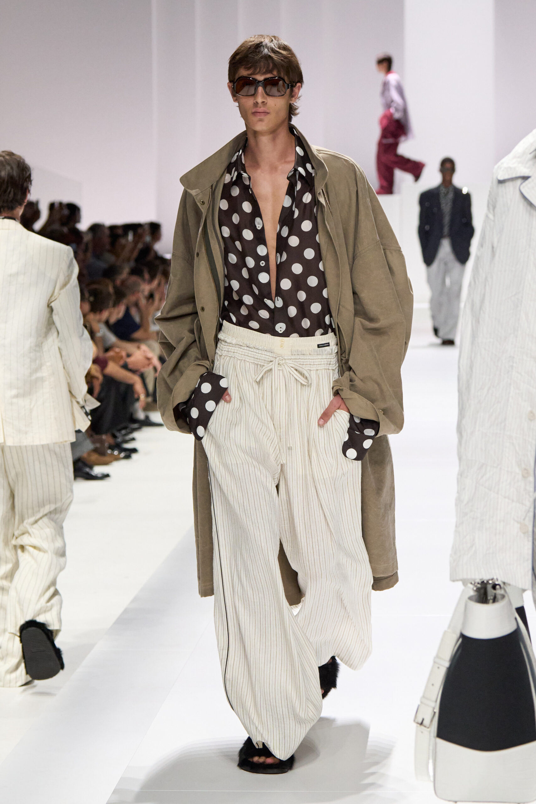 La colección de Dolce & Gabbana "Pyjama Boys" domina Milán 2026
