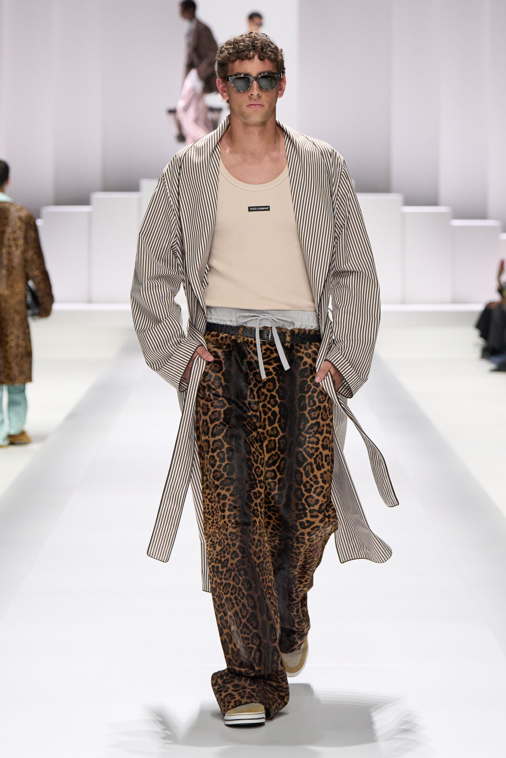 La colección de Dolce & Gabbana "Pyjama Boys" domina Milán 2026
