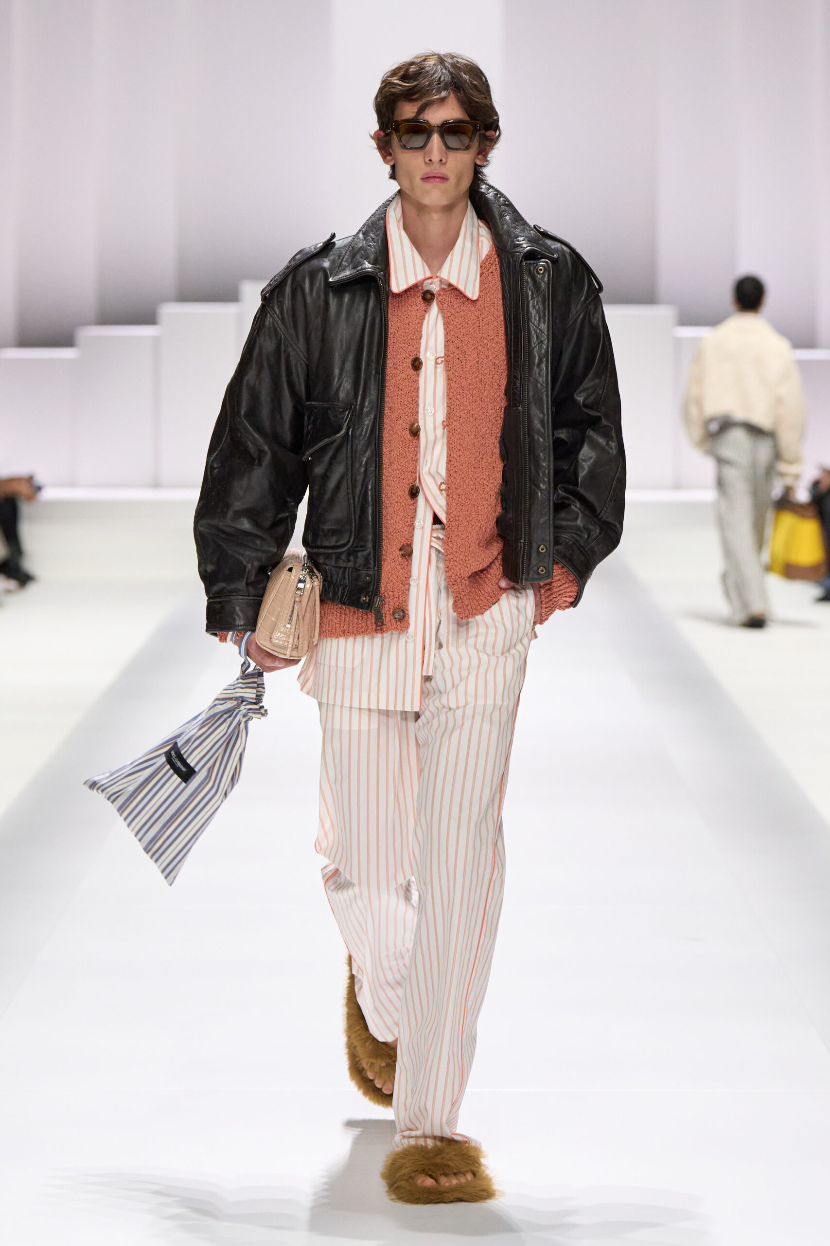 La colección de Dolce & Gabbana "Pyjama Boys" domina Milán 2026