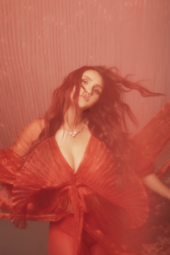 Joyería @pomellato; Producción: Ariel Quirino @arielquirino; Carlos Morales @cmorbeauty; Asistente de producciónYuliet Delgado @_yulietd; Styling : Pol Moreno @polmorenoo; Asistente de Moda : Sofía Escobar @ser.mua; Foto: Martha Álvarez @marthalvarezbernal; Asistente foto: Sofía Cardiel @_cardielsofia; Hair: Eduardo Bravo @elpanqueee; Make up: Carlos Morales @cmorbeauty; Asistente maquillaje: Gerardo Torres @gerardo_lanuza; Video: Raumerd @oxv.raumerd