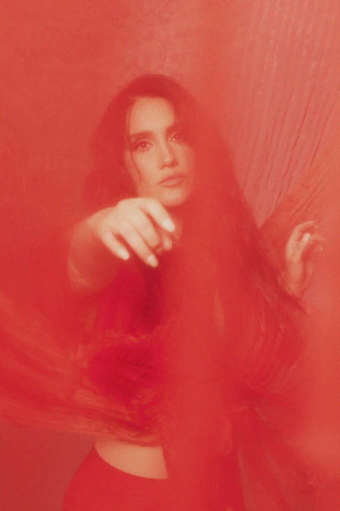 Joyería @pomellato; Producción: Ariel Quirino @arielquirino; Carlos Morales @cmorbeauty; Asistente de producciónYuliet Delgado @_yulietd; Styling : Pol Moreno @polmorenoo; Asistente de Moda : Sofía Escobar @ser.mua; Foto: Martha Álvarez @marthalvarezbernal; Asistente foto: Sofía Cardiel @_cardielsofia; Hair: Eduardo Bravo @elpanqueee; Make up: Carlos Morales @cmorbeauty; Asistente maquillaje: Gerardo Torres @gerardo_lanuza; Video: Raumerd @oxv.raumerd