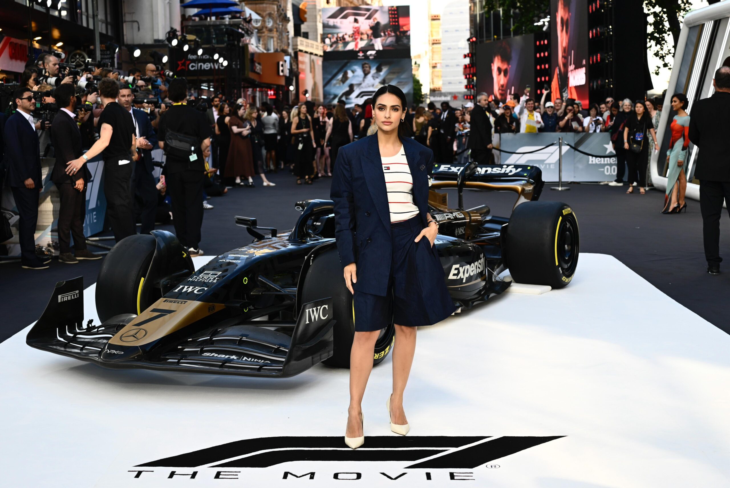 Renata Notni acelera con estilo en la F1. Ana Carime