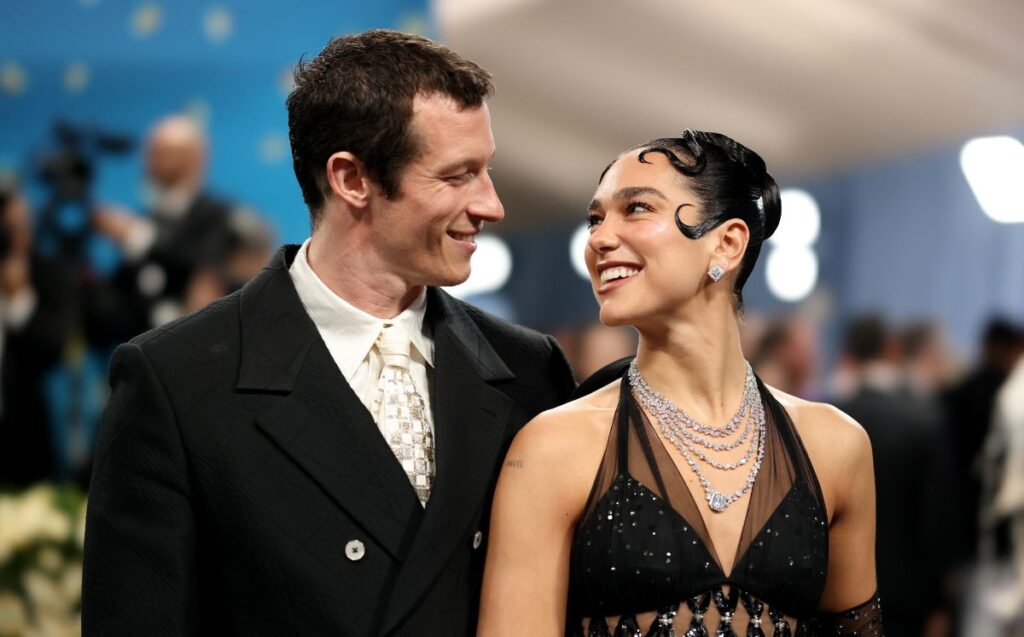 Dua Lipa se Compromete con Callum Turner