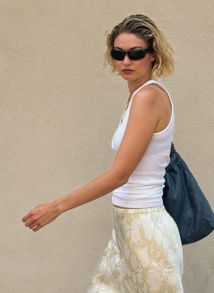 Falda blanca y tank top: uniforme del verano