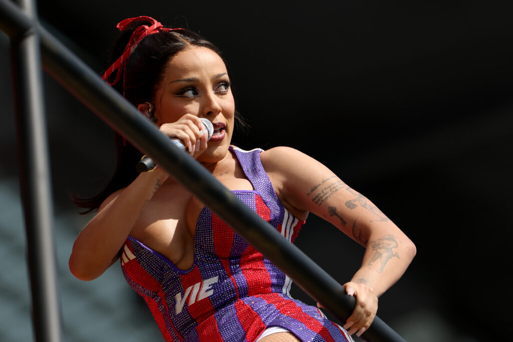 Doja Cat brilla con Swarovski en FIFA