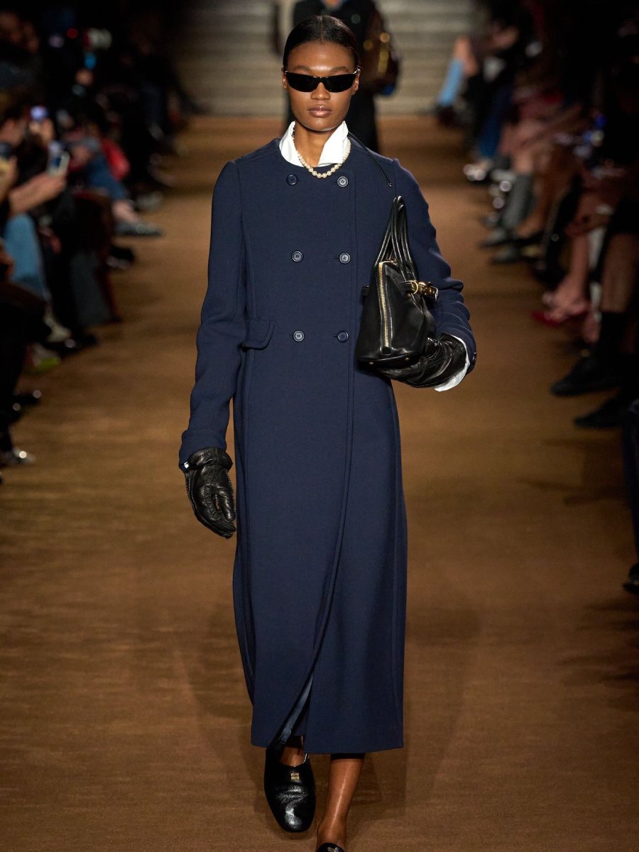 Azul marino y negro, la polémica combinación de colores que es tendencia