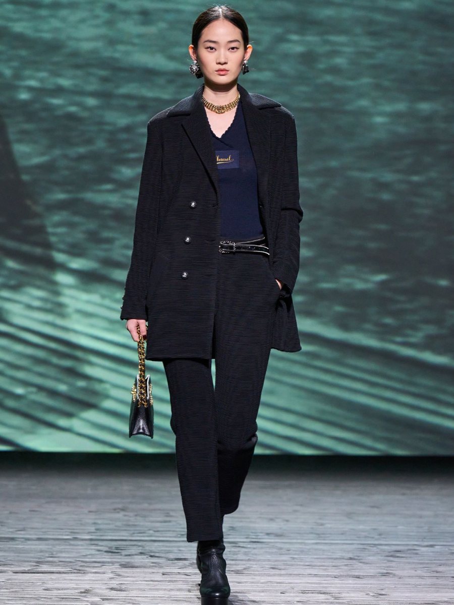 Azul marino y negro, la polémica combinación de colores que es tendencia