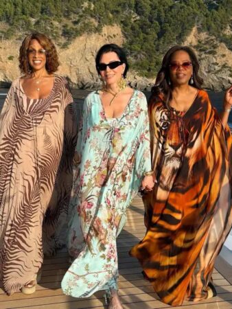 Caftanes de lujo: la nueva tendencia de las celebrities que pasean en yate este verano