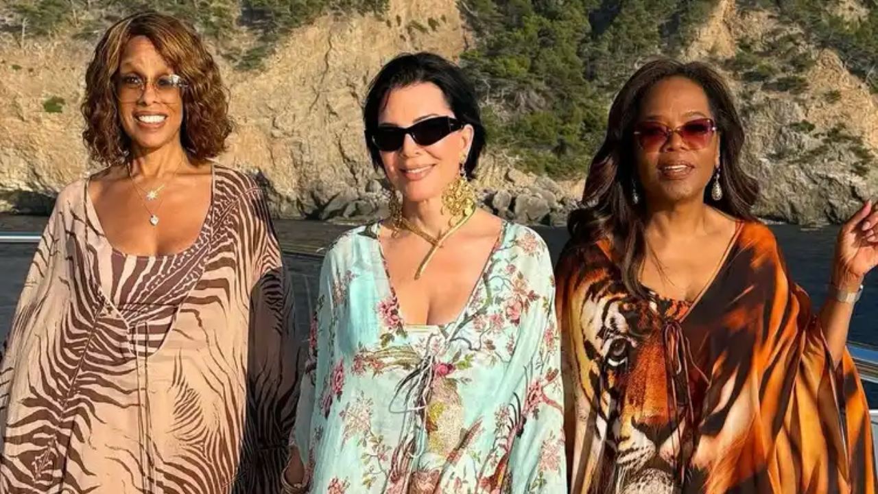 Caftanes de lujo: la nueva tendencia de las celebrities que pasean en yate este verano
