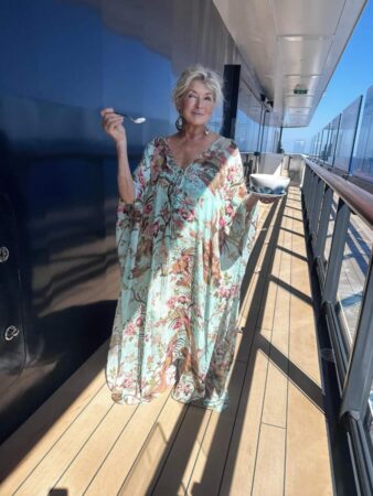 Caftanes de lujo: la nueva tendencia de las celebrities que pasean en yate este verano