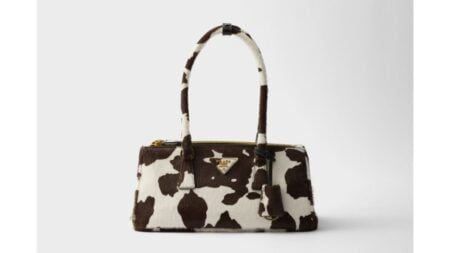 Penelope Disick impone moda a los 13 años con bolso cow print y estética Y2K
