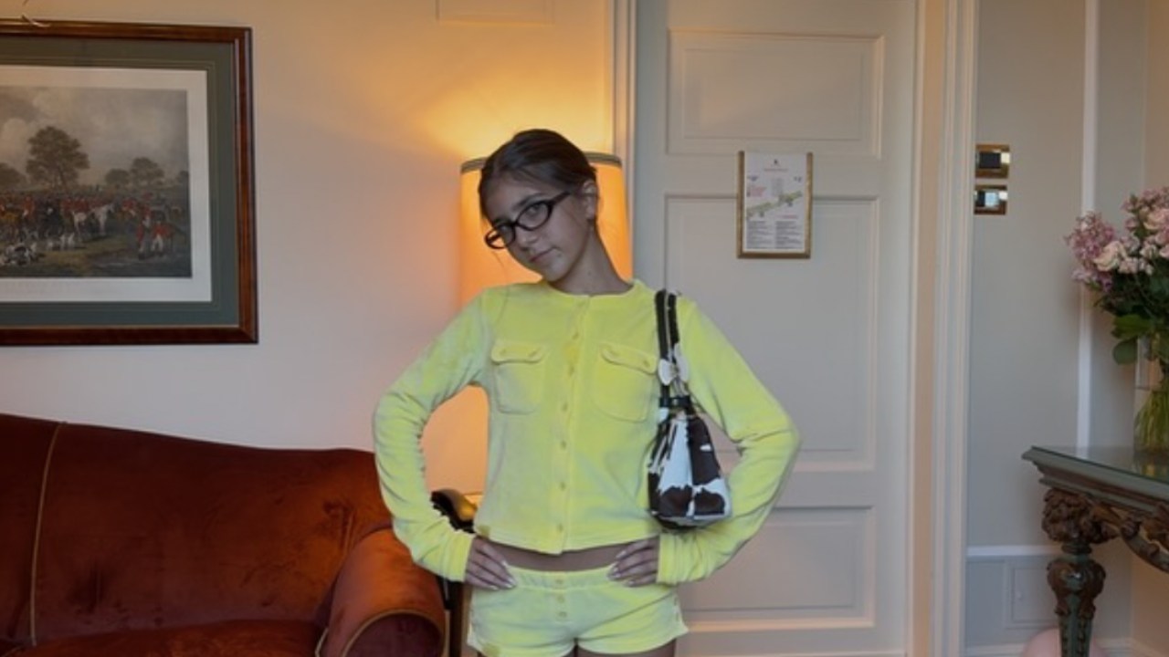 Penelope Disick impone moda a los 13 años con bolso cow print y estética Y2K