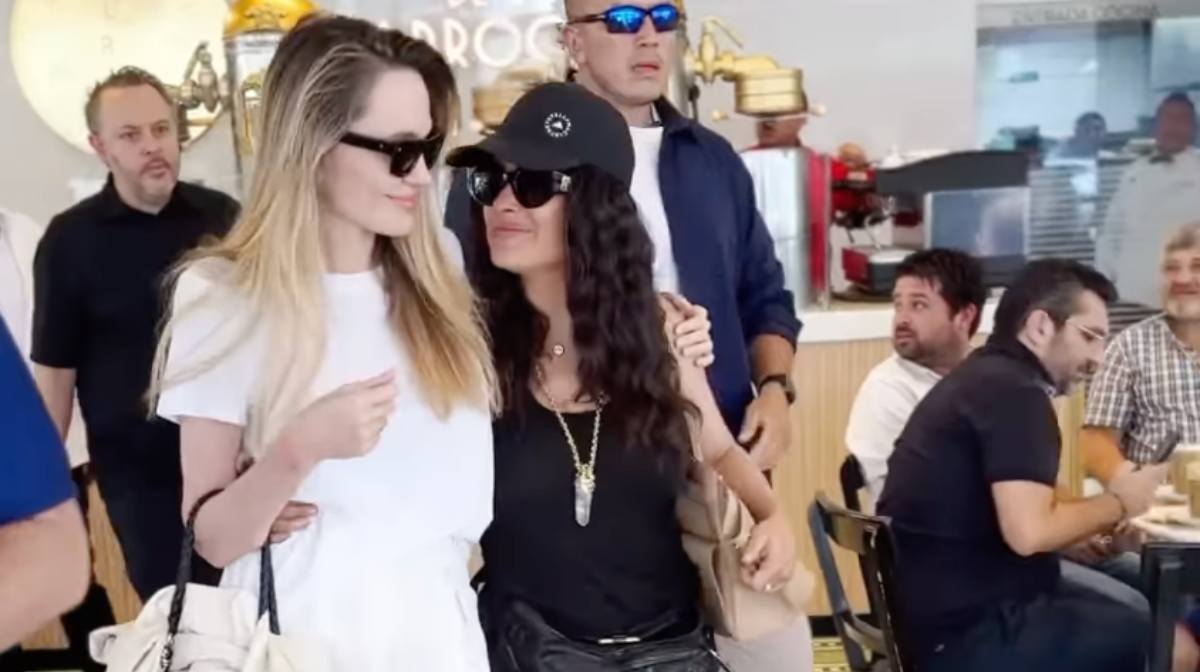 Salma Hayek y Angelina Jolie en Veracruz, y visitan Café La Parroquia