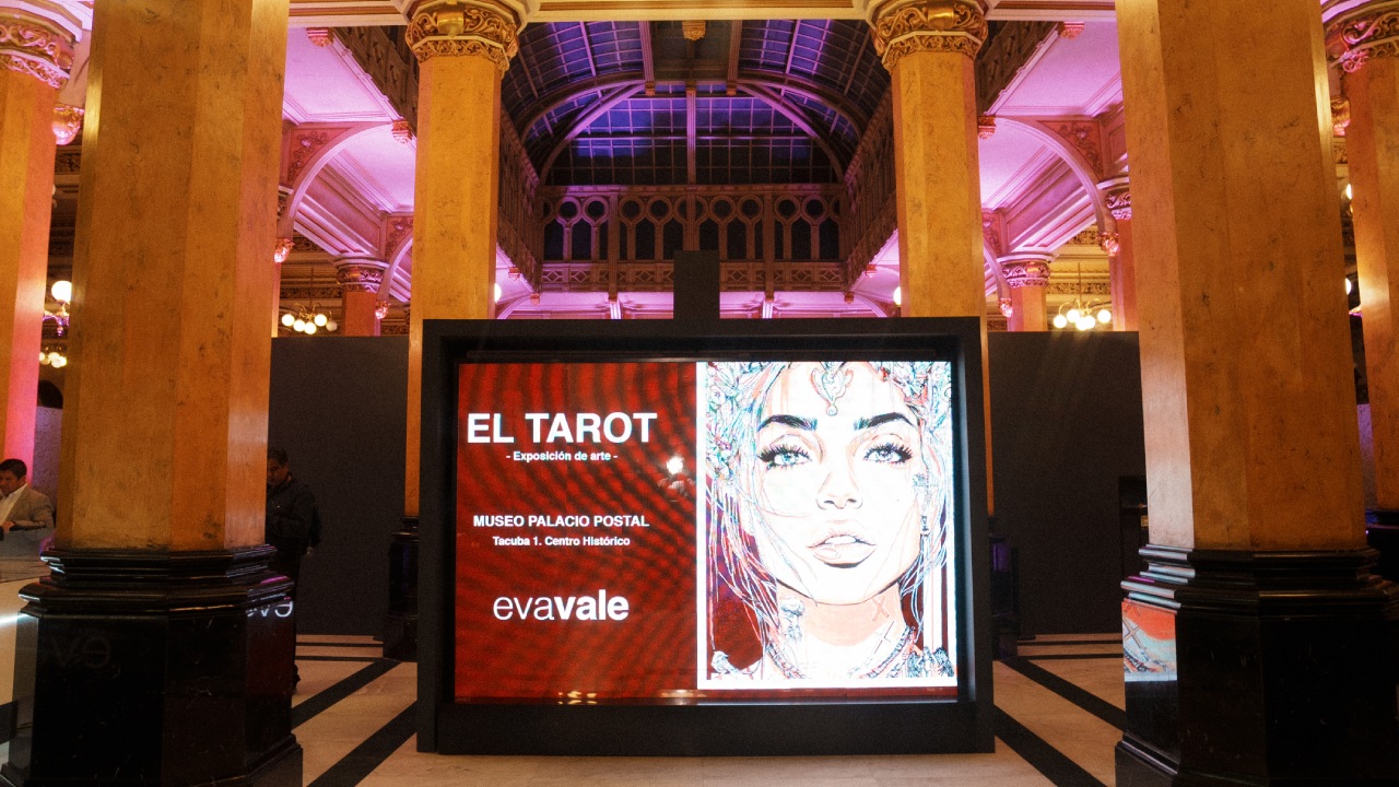 Eva Vale presenta su nueva exposición "El Tarot" de la mano de Bvlgari