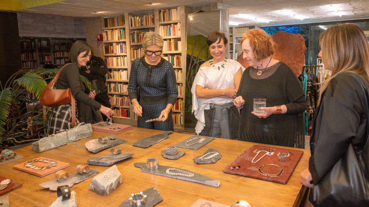 Arte y moda llegan a la casa-estudio de Carla Fernández y Pedro Reyes