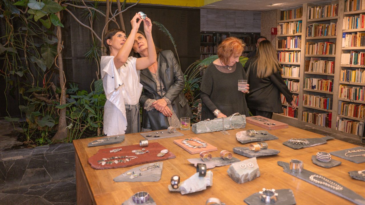 Arte y moda llegan a la casa-estudio de Carla Fernández y Pedro Reyes