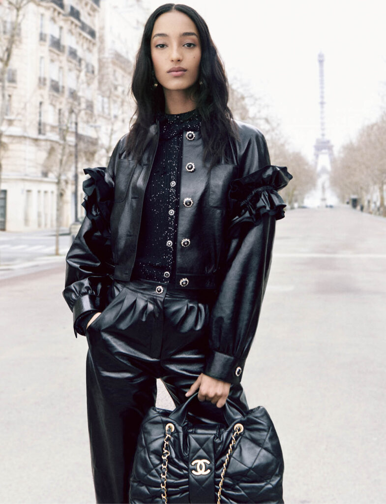 CHANEL reinterpreta París en movimiento