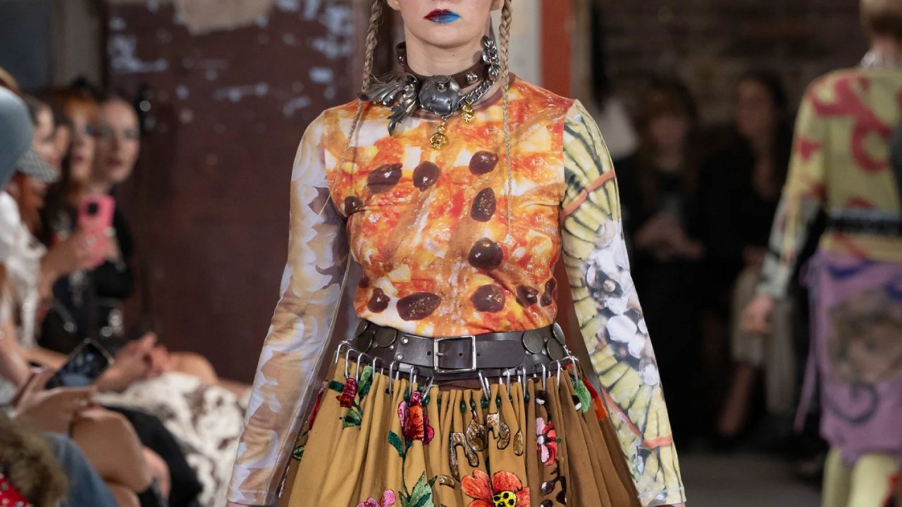 Charms en falda: la moda decorativa más inesperada