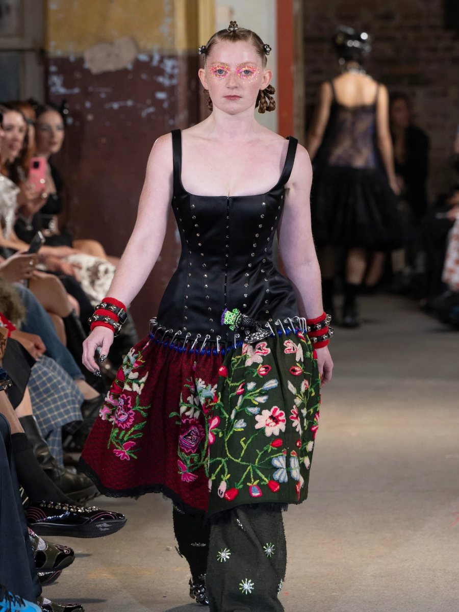 Charms en falda: la moda decorativa más inesperada