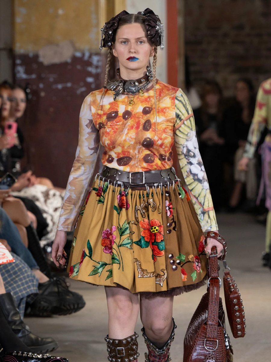 Charms en falda: la moda decorativa más inesperada