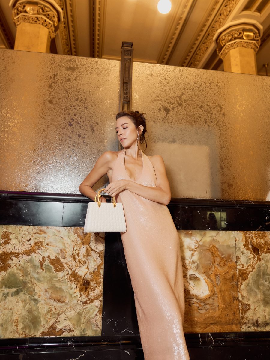 Eva Vale presenta su nueva exposición "El Tarot" de la mano de Bvlgari