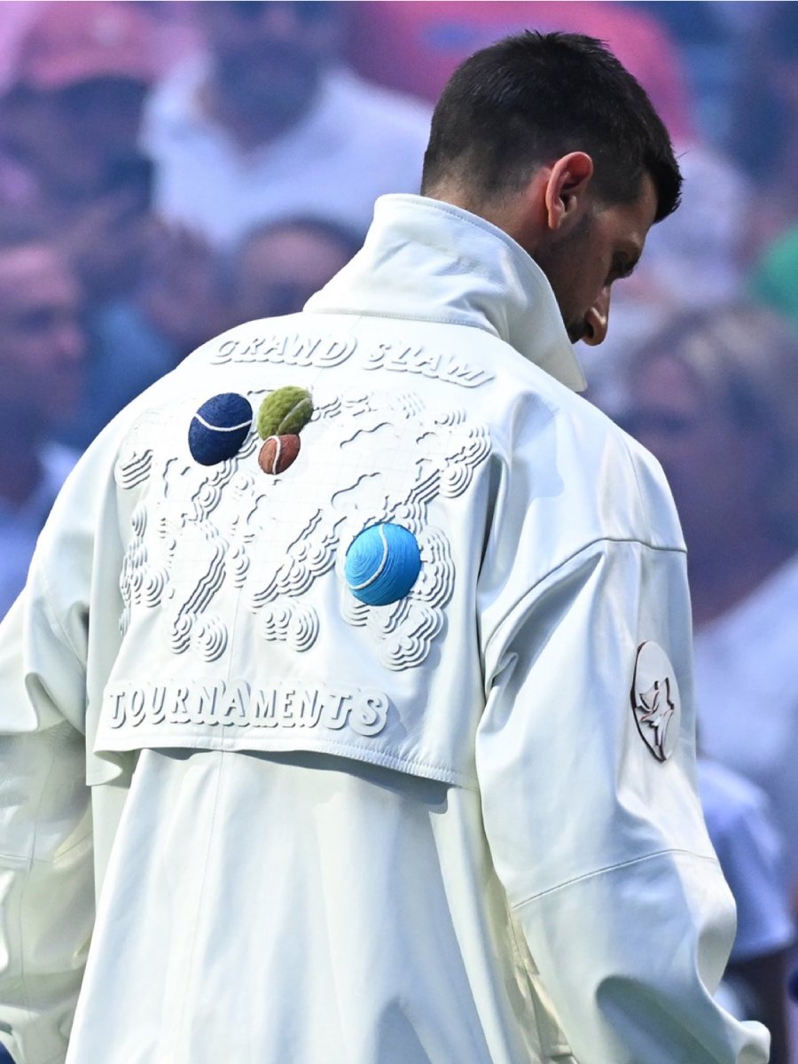 Djokovic luce una chamarra Lacoste en homenaje al US Open