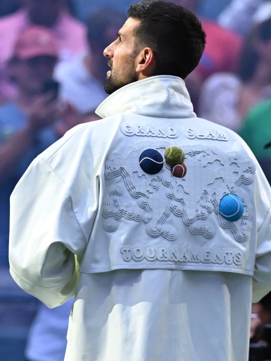 Djokovic luce una chamarra Lacoste en homenaje al US Open