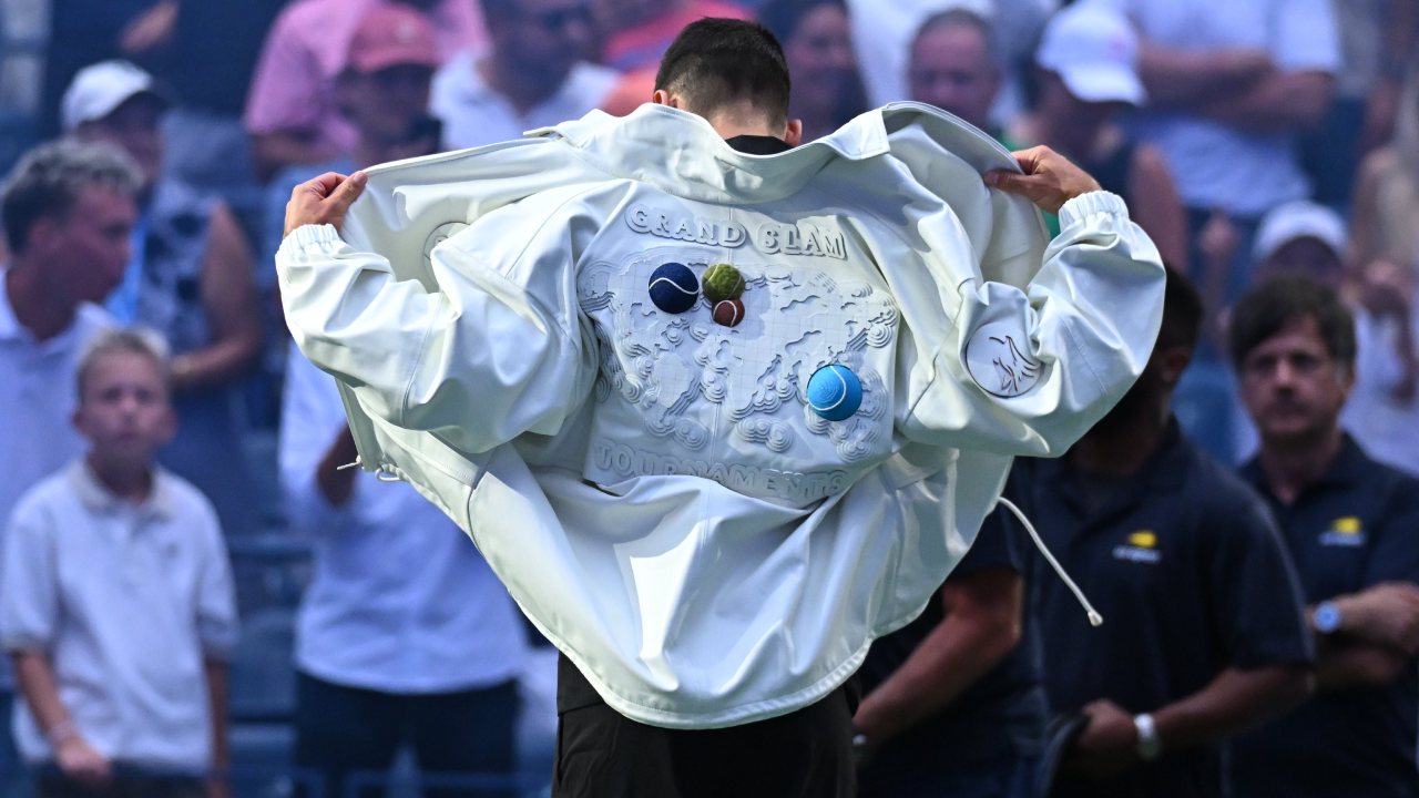 Djokovic luce una chamarra Lacoste en homenaje al US Open
