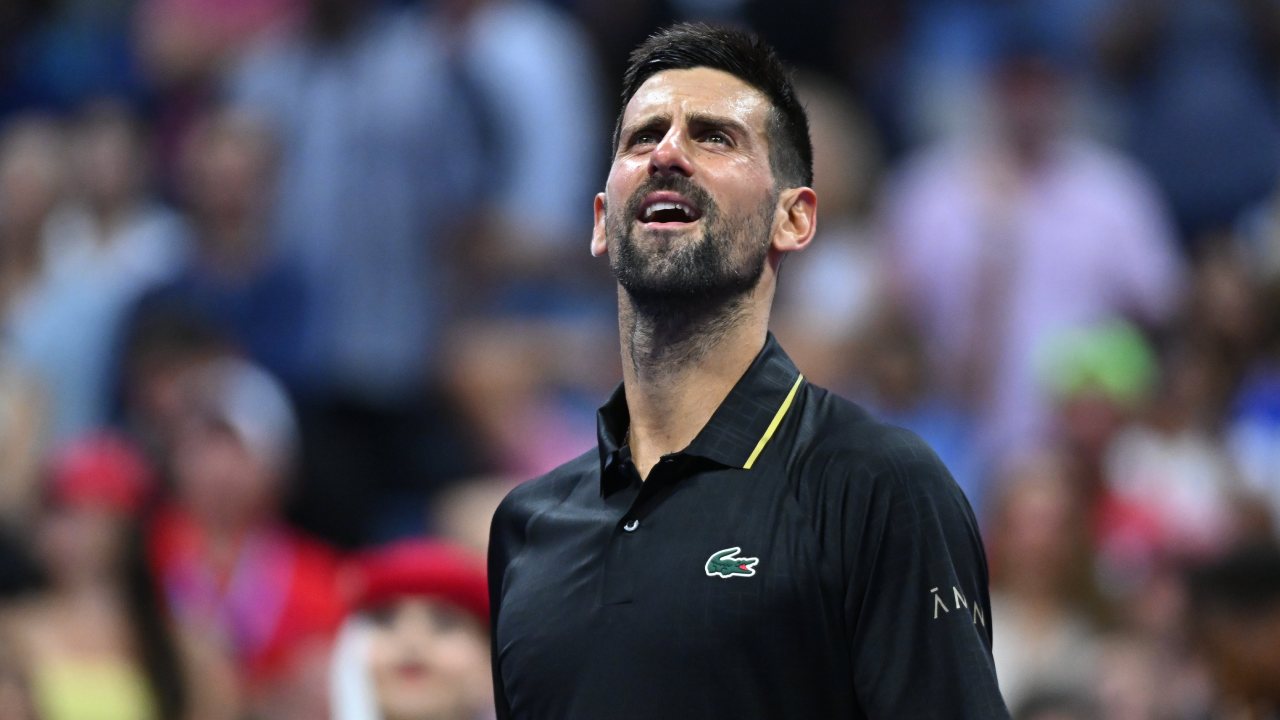 Djokovic luce una chamarra Lacoste en homenaje al US Open