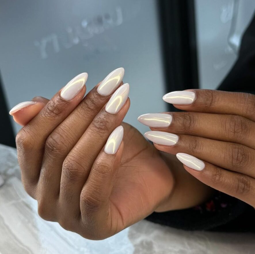 Milky nails, perlas y arte 3D: así se llevan las uñas este verano