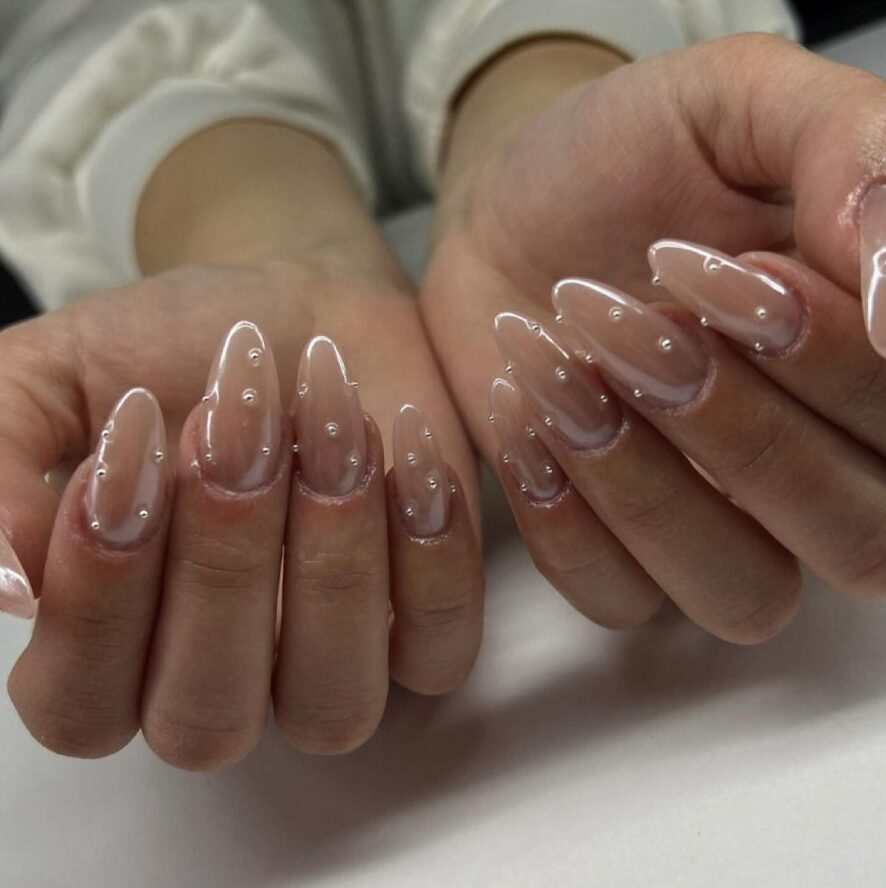 Milky nails, perlas y arte 3D: así se llevan las uñas este verano