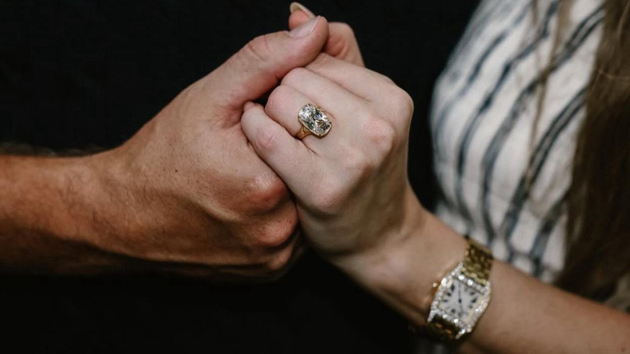 Taylor Swift y Travis Kelce se comprometen, ¡así es el gran anillo!