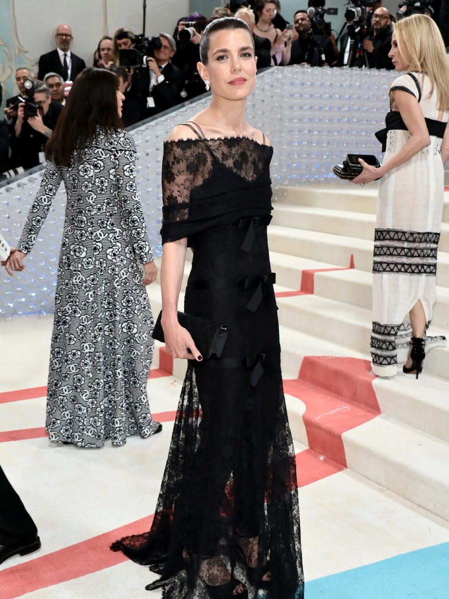 3. En la Met Gala 2023, la royal se apegó a una temática más sobria con un vestido de transparencias en negro y un body color negro —poniendo en tendencia el vestido sobre pantalones en un intento de revivir la moda Y2K en alfombras rojas.