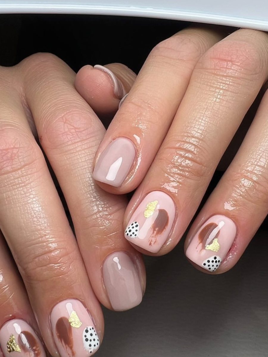 Uñas Taupe, cómo llevar la tendencia de color para otoño 2025