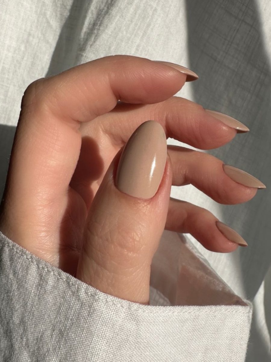 Uñas Taupe, cómo llevar la tendencia de color para otoño 2025
